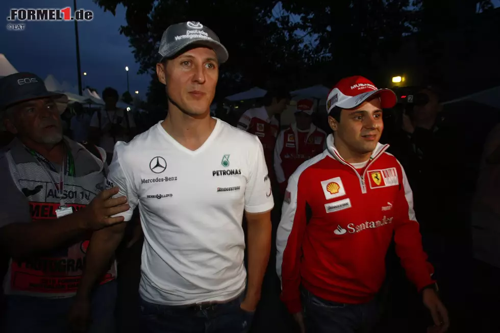 Foto zur News: 2010 hat Schumacher seine Verletzung jedoch auskuriert und Massa kann sich über die Rückkehr seines Freundes freuen, wenn auch nicht als Teamkollege. Denn der Deutsche unterschreibt bei Mercedes, um dem neu aufgestellten Werksteam unter die Arme zu greifen.  Seine Erfolge halten sich dort aber in Grenzen. Er belegt am Ende des Jahres Rang neun in der Gesamtwertung, während Massa als Sechster gewertet wird.