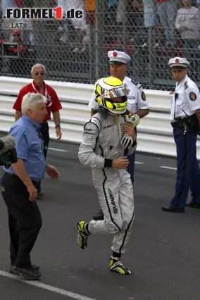 Foto zur News: 2009 gewinnt der damals souverän führende WM-Spitzenreiter Jenson Button in Monaco. Vor lauter Freude fährt er wie üblich ins Parc Ferme und vergisst dabei, dass in Monaco die Autos der ersten Drei auf der Start- und Zielgeraden abgestellt werden. Kurzerhand legt der spätere Weltmeister einen Sprint zur Siegerehrung ein.