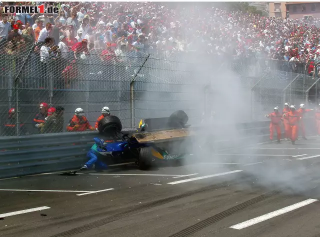 Foto zur News: Der Italiener kann zum Glück unverletzt aus dem Auto aussteigen. Kurios: Das Rennen gewinnt Jarno Trulli, nachdem Juan Pablo Montoya den führenden Schumacher bei einem Unfall hinter dem Safety-Car(!) in die Leitplanken gedrängt hat ...