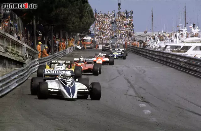 Foto zur News: Das Rennen an der Cote d'Azur von 1982 bleibt vor allem durch einen kuriosen Zieleinlauf in Erinnerung. Alain Prost fällt in Führung liegend in der 74. Runde aus. Riccardo Patrese übernimmt Platz eins, fällt jedoch durch einen Dreher zurück. Didier Pironi geht in Führung, bleibt seinerseits aber in der 76. und letzten Runde wegen Treibstoffmangels stehen. Auch der dahinter liegende Derek Daly muss sein Auto wegen eines Getriebeschadens abstellen. So kann Patrese doch noch seinen ersten Grand-Prix-Sieg feiern.