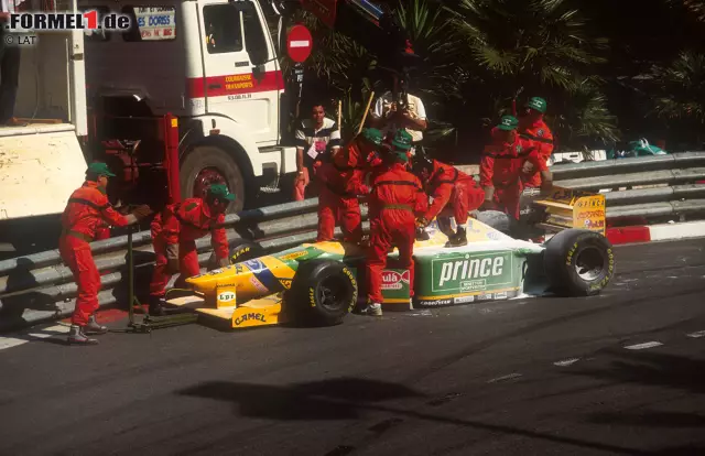 Foto zur News: Nachdem sich Senna und und Michael Schumacher 1993 im Training von Monaco zu nahe kommen, kommt es zu einem legendären Streitgespräch zwischen den beiden. Im Rennen scheidet Schumacher dann nach einem Unfall aus, Senna gewinnt zum sechsten und letzten Mal.