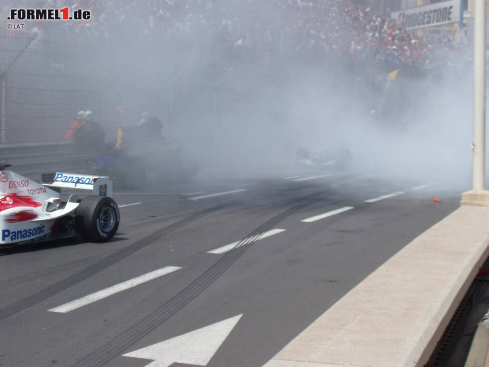 Foto zur News: Bereits in der dritten Runde des Grand Prix 2004 hat Takuma Sato einen Motorschaden. Durch den Rauch verliert Giancarlo Fisichella die Kontrolle über sein Auto und crasht in der Hafenschikane schwer.