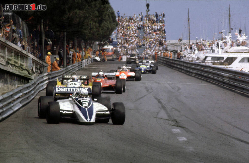 Foto zur News: Das Rennen an der Cote d&#039;Azur von 1982 bleibt vor allem durch einen kuriosen Zieleinlauf in Erinnerung. Alain Prost fällt in Führung liegend in der 74. Runde aus. Riccardo Patrese übernimmt Platz eins, fällt jedoch durch einen Dreher zurück. Didier Pironi geht in Führung, bleibt seinerseits aber in der 76. und letzten Runde wegen Treibstoffmangels stehen. Auch der dahinter liegende Derek Daly muss sein Auto wegen eines Getriebeschadens abstellen. So kann Patrese doch noch seinen ersten Grand-Prix-Sieg feiern.