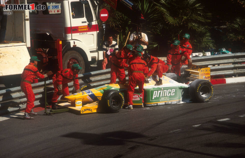 Foto zur News: Nachdem sich Senna und und Michael Schumacher 1993 im Training von Monaco zu nahe kommen, kommt es zu einem legendären Streitgespräch zwischen den beiden. Im Rennen scheidet Schumacher dann nach einem Unfall aus, Senna gewinnt zum sechsten und letzten Mal.