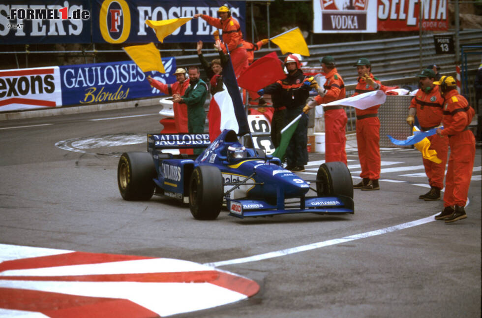 Foto zur News: 1996, genau 24 Jahre nach Beltoise, gelingt Panis in einem kuriosen Regenrennen ebenfalls sein erster und einziger Grand-Prix-Sieg. Am Ende schaffen es nur drei Autos ins Ziel, sieben werden gewertet - ein Rekord für die Ewigkeit.