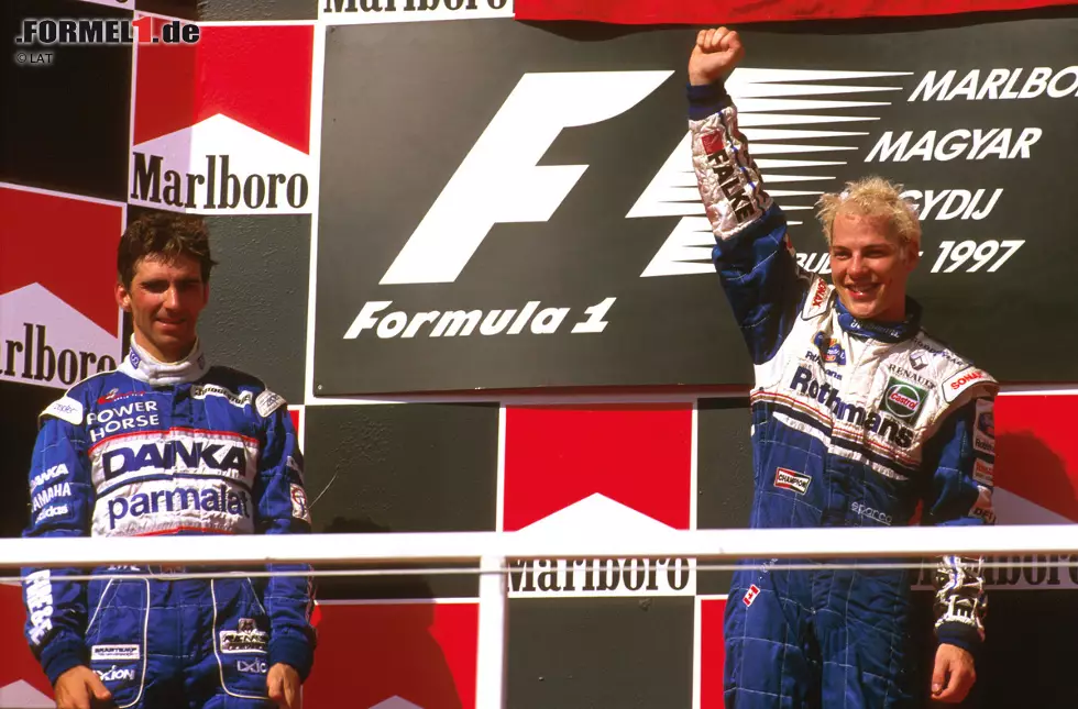 Foto zur News: 1997 kann Damon Hill die Bridgestone-Reifen bei großer Hitze im Qualifying nutzen und fährt mit seinem Arrows bis auf Platz drei. Im Rennen führt Damon Hill dann sogar souverän. Doch in der letzten Runde hat Hill einen Getriebeschaden und kann nur noch um den Kurs zuckeln. Jacques Villeneuve im Williams überholt ihn daraufhin und gewinnt vor Hill und Johnny Herbert im Sauber. Trotzdem ist es das beste Saison-Ergebnis für den Briten und sein Team.