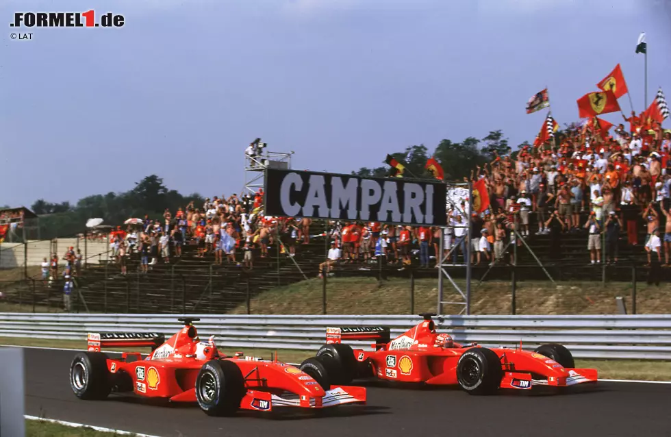 Foto zur News: 2001 gewinnt Michael Schumacher das Rennen in Ungarn vor seinem Teamkollegen Rubens Barrichello und David Coulthard. Es ist Schumachers 51. Sieg in der Formel-1. Damit hat der Deutsche zu diesem Zeitpunkt den Rekord von Alain Prost eingestellt und sich den vierten WM-Titel gesichert, den zweiten in Folge mit Ferrari. Außerdem gewinnt das Team mit dem Doppelsieg von Schumacher und Barrichello ebenfalls vorzeitig die Konstrukteursmeisterschaft.