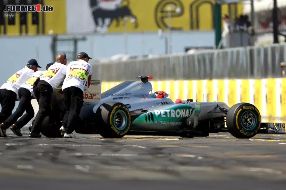 Foto zur News: 2012 verursacht ausgerechnet der erfahrendste Fahrer im Feld ein kleines Chaos. Rekordweltmeister Michael Schumacher stellt sich nach der Einführungsrunde auf den 19. statt auf den 17. Startplatz. Weil er denkt, dass dadurch eine fünfminütige Pause entsteht, macht Schumacher den Motor aus. Doch diese Pausen-Regel gibt es seit 2006 nicht mehr. Schumacher wird in die Boxengasse geschoben und nimmt sein Rennen von dort auf.