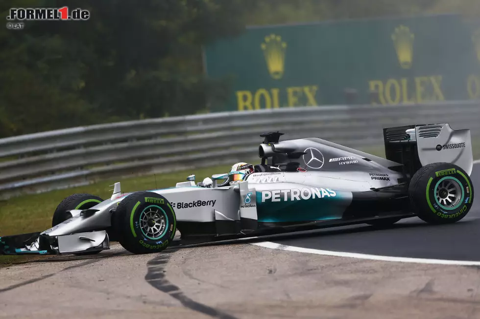 Foto zur News: Im Folgejahr ist Mercedes zwar dominant, erlebt allerdings ein verkorkstes Rennen. Nach einem Brand im Qualifying muss Hamilton von hinten starten und dreht sich in der ersten Runde. Dennoch kommt er als Dritter noch auf das Podest, weil ihn der chaostische Rennverlauf nach vorne spült. Den Rennsieg feiert Daniel Riccardo (Red Bull) vor Fernando Alonso (Ferrari).