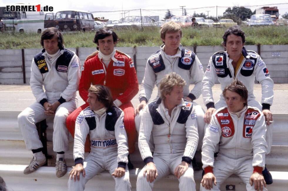 Foto zur News: Südafrika 1978: Arnoux&#039; erster Auftritt in der Königsklasse. Die damaligen Vertreter der &quot;Grande Nation&quot;: Jean-Pierre Jarier, Patrick Tambay, Didier Pironi und Patrick Depailler (hintere Reihe von links nach rechts) sowie Jacques Laffite, Jean-Pierre Jabouille und Arnoux (vordere Reihe von links nach rechts).