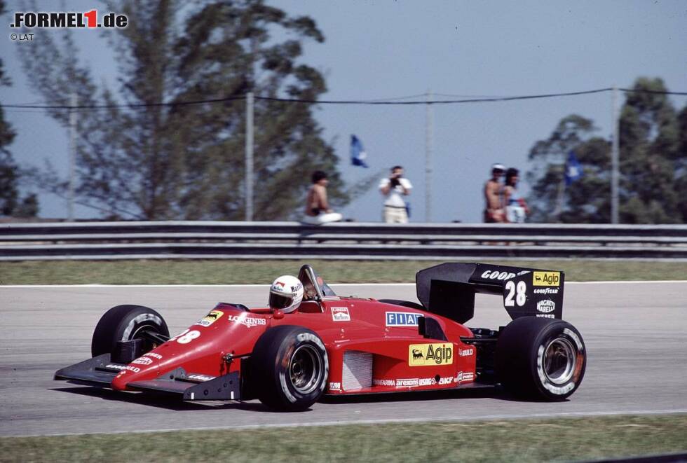 Foto zur News: Die Saison 1985 beginnt Arnoux mit Platz vier beim Grand Prix von Brasilien in Rio de Janeiro, doch noch vor dem zweiten Saisonlauf in Imola trennen sich die Wege des Franzosen und der Scuderia aus Maranello. Arnoux muss den Rest der Saison zuschauen und kehrt erst ...