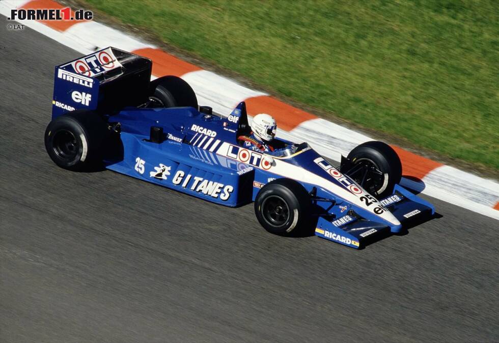 Foto zur News: ... 1986 mit Ligier in die Formel 1 zurück. Mit dem Renault-Motor im Heck des JS27 fährt der Franzose sechsmal in die Punkteränge und wird unterm Strich WM-Zehnter.