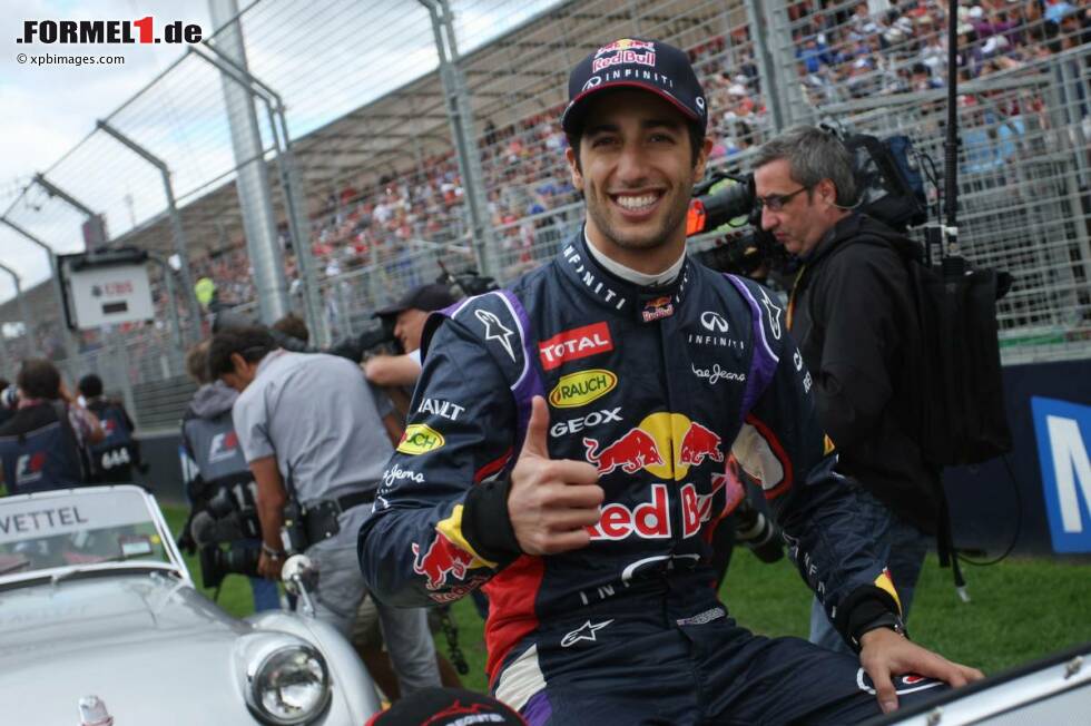 Foto zur News: Für eine Überraschung sorgt Lokalmatador Daniel Ricciardo: Der neue Teamkollege von Sebastian Vettel schlägt nicht nur den Weltmeister im internen Red-Buell-Duell, er sprengt auch die rein silberne erste Startreihe, indem er Nico Rosberg auf Platz drei verweist. Wer nach den Wintertests Geld auf einen Red Bull in der ersten Startreihe in Melbourne gesetzt hatte, darf sich nun sicherlich über einen netten Gewinn freuen.