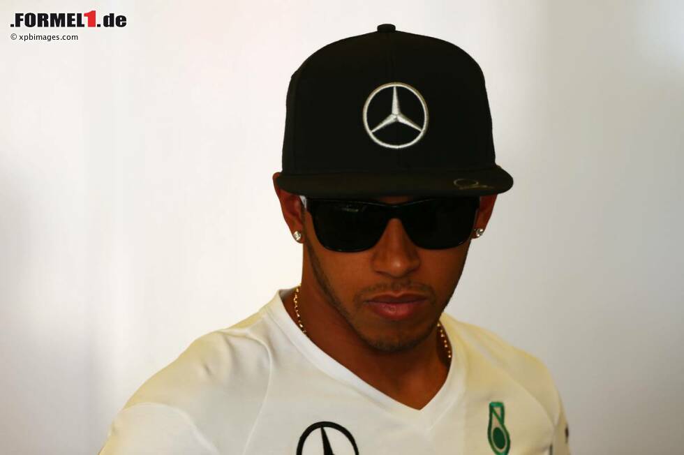 Foto zur News: Der andere Mercedes-Pilot ist da gar nicht mehr dabei. Lewis Hamilton steuert seinen Mercedes nach nur drei Runden zurück an die Box, um seinen Antrieb nicht zu beschädigen. Für Mercedes geht damit eine schwarze Serie weiter: Seit 2011 sah bei einem Auftaktrennen immer höchstens ein Silberpfeil die Zielflagge.