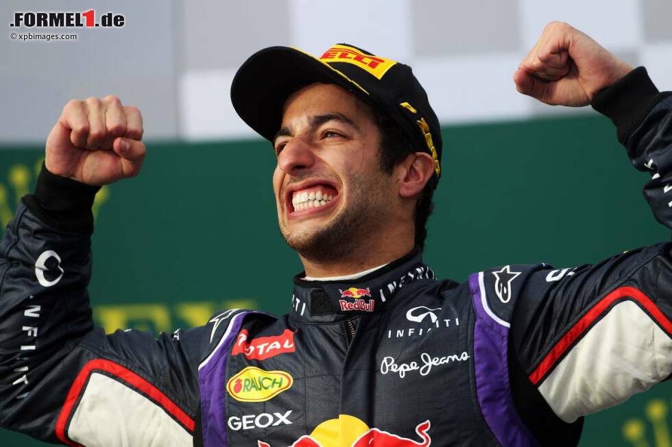 Foto zur News: ... zunächst lässt sich Daniel Ricciardo von seinen Landsleuten für den zweiten Platz feiern. Für den neuen Red-Bull-Piloten ist es ebenfalls der erste Besuch auf einem Formel-1-Podium. Nur kurz nach der Siegerehrung folgt dann aber der Schock.