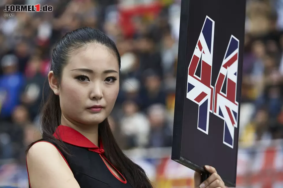 Foto zur News: ...außer, sie halten Ausschau nach Grid-Girls. Die gibt es in Schanghai wie an jeder anderen Strecke auch. Und so mancher Formel-1-Fan mag sagen: Die Chinesen können nicht nur kopieren, sie können auch hervorragend selbst machen.