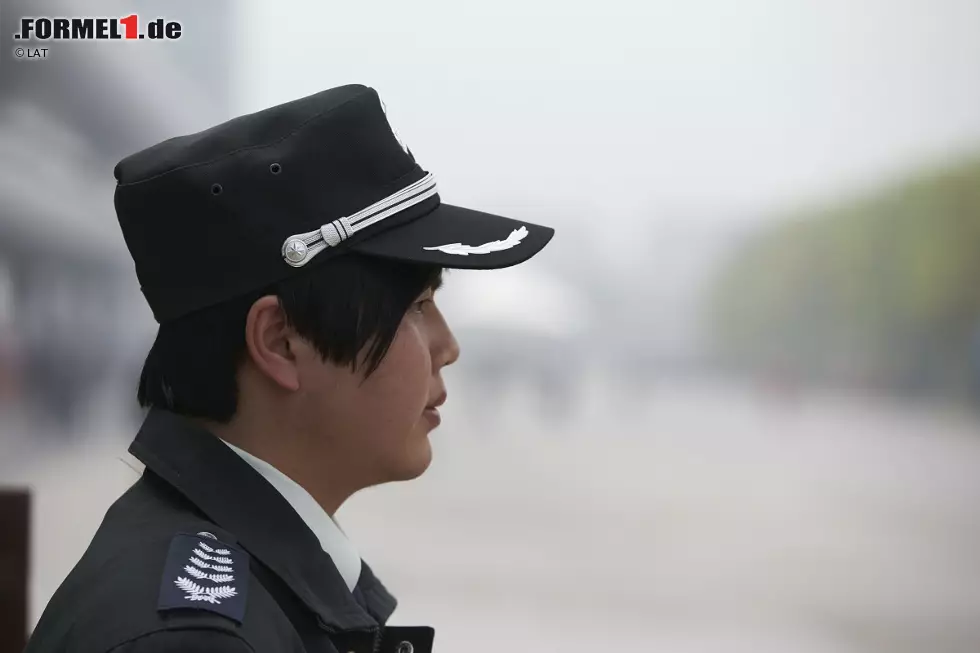 Foto zur News: Kein China-Grand-Prix ohne ein wachsames Auge der Obrigkeit. Rund um den International Circuit ist das Aufgebot der Polizei immer groß, zu tun haben die Beamten jedoch nur selten etwas...