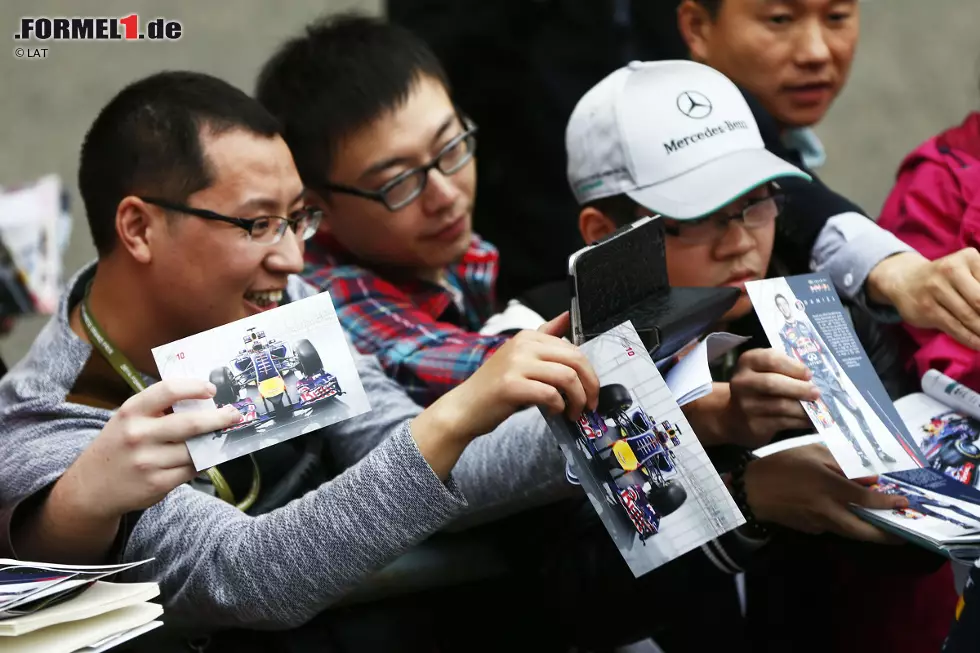 Foto zur News: Sport schlägt kulturelle Brücken: Der Mercedes-Fan ganz rechts hatte Sebastian Vettel (im Gegensatz zu Niki Lauda) wohl keinen Kuchen mitgebracht, ein Autogramm holte er sich trotzdem ab.