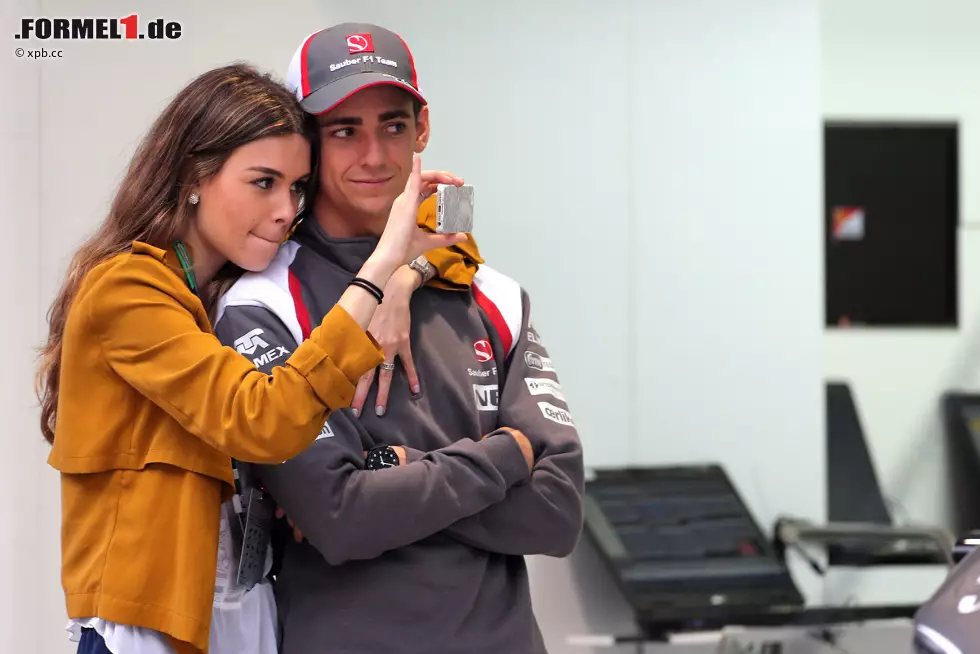 Foto zur News: Zeit für einen Schnappschuss von der Liebsten: Sauber-Pilot Esteban Gutierrez hatte seine mexikanische Freundin Paula Ruiz im Schlepptau. Für das Familienalbum warf die sich in der Box so richtig ins Zeug, das beste Motiv hatte aber der Fotograf, der für uns auf den Auslöser drückte.