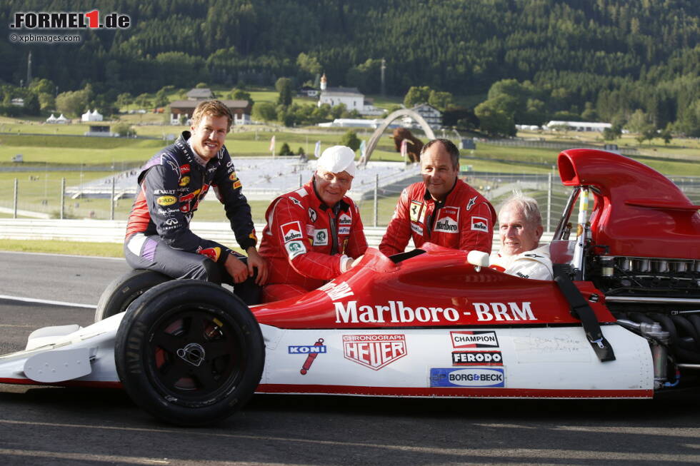 Foto zur News: Besonderer Aufmerksamkeit bei Zuschauern und aktuellen Formel-1-Piloten erfreute sich die Legenden-Parade im Rahmenprogramm, bei der Österreichs Helden von einst sich wieder hinter die Steuer ihrer alten Dienstwagen klemmten. Mit dabei war neben Niki Lauda, Gerhard Berger und Helmut Marko auch Sebastian Vettel - allerdings nur als interessierter Beobachter.