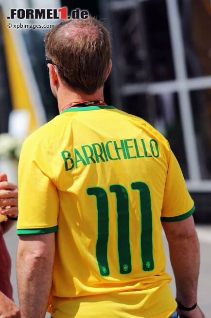 Foto zur News: Natürlich war auch Fußball das Thema im Paddock: Rubens Barrichello machte keinen Hehl daraus, wem er bei der WM in Brasilien die Daumen drückt.