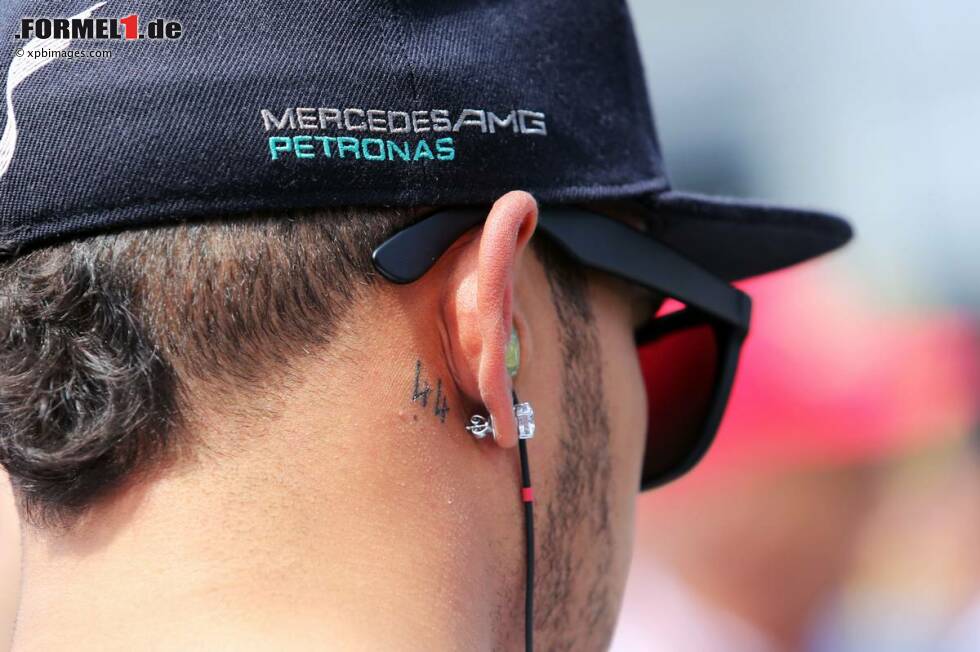 Foto zur News: Ob Lewis Hamilton Augen für die Schönheiten hatte, ist nicht überliefert. Wer beim Mercedes-Star aber ganz genau auf den funkelnden Diamant-Schmuck am Ohrläppchen schaute, der erkannte dahinter ein kleines Tattoo: Seit Saisonbeginn geht der Hamilton mit der Startnummer 44 ins Rennen und will sich von ihr offenbar so schnell nicht trennen.