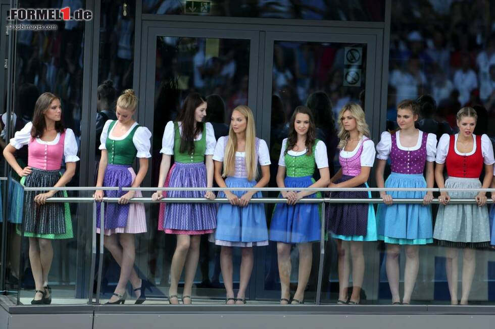 Foto zur News: Ihre Rückkehr in den Formel-1-Zirkus feierten die Formula Unas - standesgemäß im Dirndl. Die ausnehmend attraktiven Damen waren nicht nur die den Fotografen ein begehrtes Motiv.