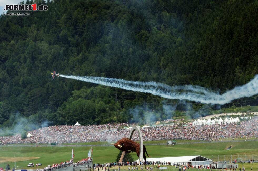 Foto zur News: Die Show des Kunstfliegers Arch war übrigens nur die Zierde eines groß angelegten Flugprogramms. Um Promis vor großem Trubel zu schützen, wurden rund 70 private Maschinen auf dem Militärflugfeld Hinterstoisser in Zeltweg gelandet und gestartet.