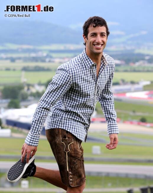 Foto zur News: Daniel Ricciardo testete den passenden Overall. Auch in Lederhosen machte der australische Sunnyboy eine gute Figur, am passenden Schuhwerk müssen er und Red Bull allerdings noch arbeiten.