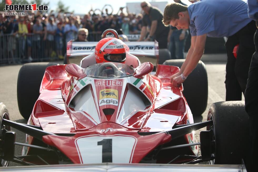 Foto zur News: Es sah aus wie im Kinofilm &quot;Rush&quot;, nur dass in diesem Ferrari von 1976 der echte Lauda Platz genommen hatte. Der Wagen war tatsächlich für die Hollywood-Inszenierung genutzt geworden.