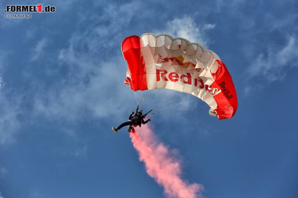 Foto zur News: Ihre Flugkünste demonstrierten die &quot;Flying Bulls&quot; und Air-Race-Pilot Hannes Arch. Das Österreichische Bundesheer schickte zwei Eurofighter für Überflüge in die Luft.