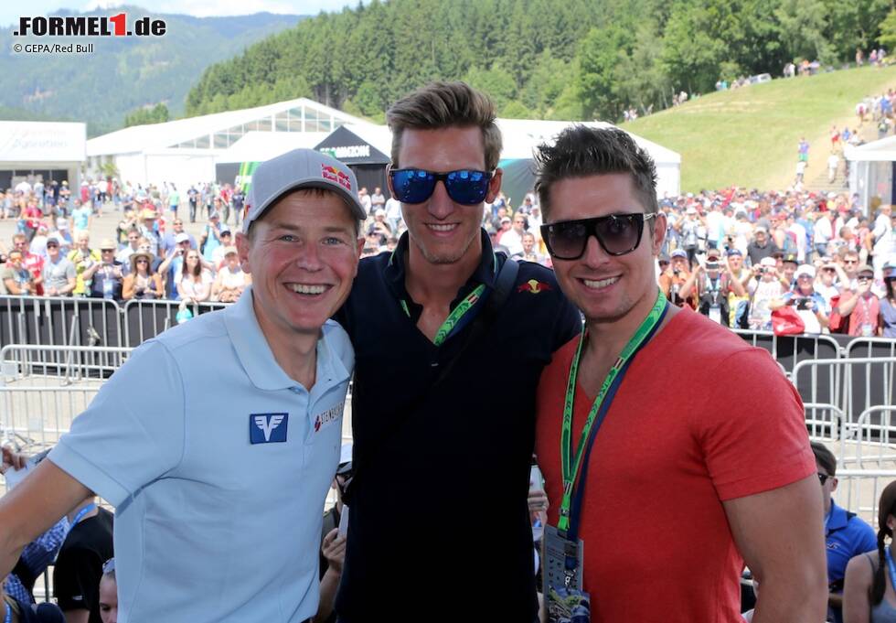 Foto zur News: Ihren Spaß hatten auch die Wintersportler Andreas &quot;Goldi&quot; Goldbeger, Gregor Schlierenzauer und Marcel Hirscher. Die Skispringer und der Ski-alpin-Star waren begehrte Ziele der Autogrammjäger, schließlich sind sie in Österreichs schneereichen Haus- und Hofdisziplinen die Aushängeschilder.