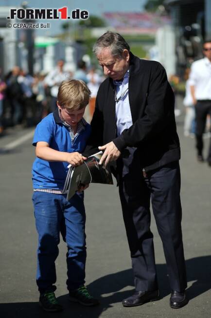 Foto zur News: Ja, der Mann kann auch familiär: Jean Todt erklärt im Paddock einem kleinen Fan die Formel-1-Welt. Ob er dem Dreikäsehoch dabei geschildert hat, wieso die neuen Antriebsstränge sechs Komponenten mit unsäglichen Buchstabenkürzeln haben und es für jegliche Kontingentsüberschreitung abgestufte Strafen gibt?