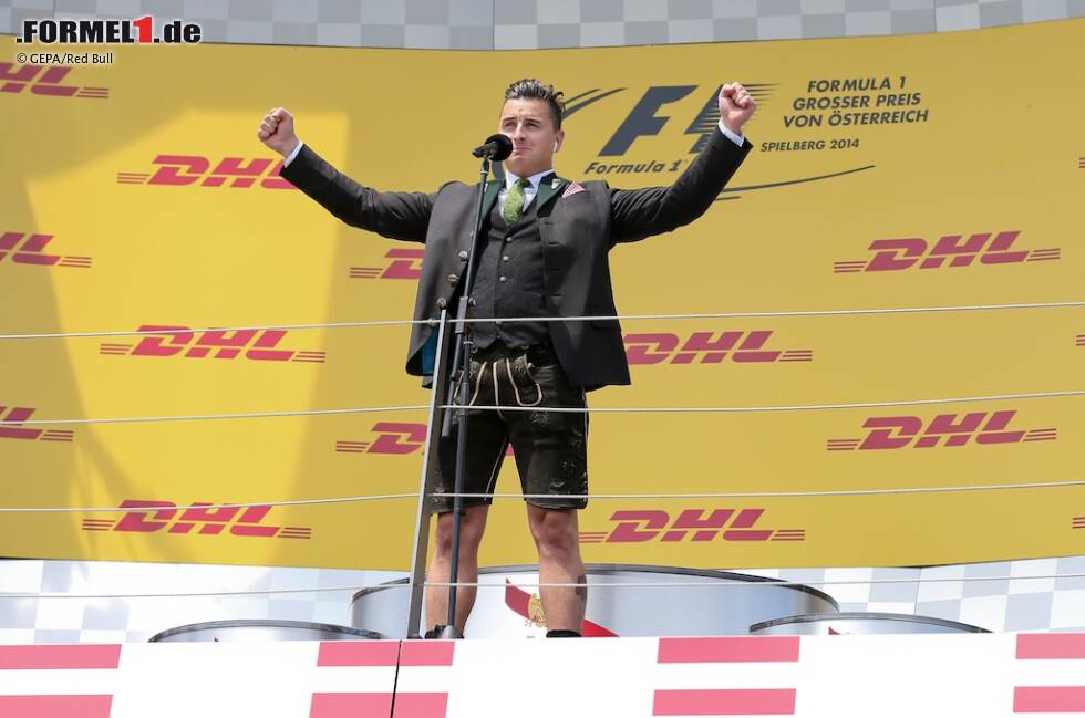 Foto zur News: Sogar die Nationalhymne wurde in Lederhosen intoniert.