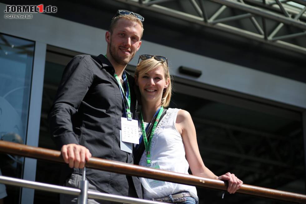 Foto zur News: Dominik Landertinger schaffte es mit seinen Erfolgen in der Loipe und am Schießstand, auch Biathlon auf die sportliche Agenda der Alpenrepublik zu setzen. Am Red-Bull-Ring erschien der 26-Jährige mit attraktiver Begleitung.