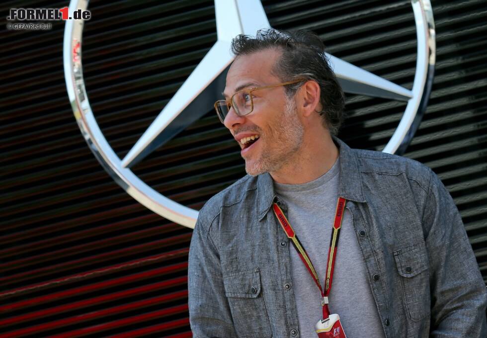 Foto zur News: Und da war noch einer: Ex-Weltmeister Jacques Villeneuve ist mittlerweile als TV-Experte im Einsatz und hat sich einen neuen Look zugelegt. Der Kanadier, früher für schrille Haarpracht bekannt, sieht mittlerweile intellektuell-alternativ aus.