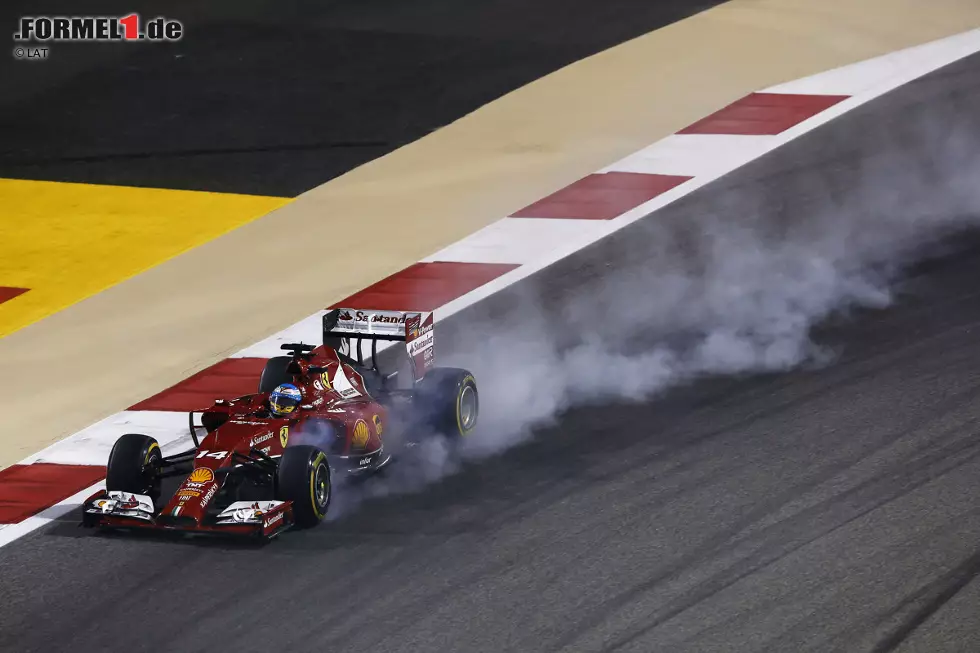 Foto zur News: Sport (Spanien): &quot;Alonsos Leidensweg geht weiter. Herzinfarktsieg für Hamilton im Wahnsinn von Bahrain. Wir erlebten eines der besten WM-Rennen der letzten Jahre. Weder Fernando Alonso noch Sebastian Vettel können mit Mercedes mithalten. Bei Vettel sammeln sich die Probleme. Wer gegen Mercedes ankämpfen will, muss ohne Wenn und Aber in Shanghai reagieren.&quot;