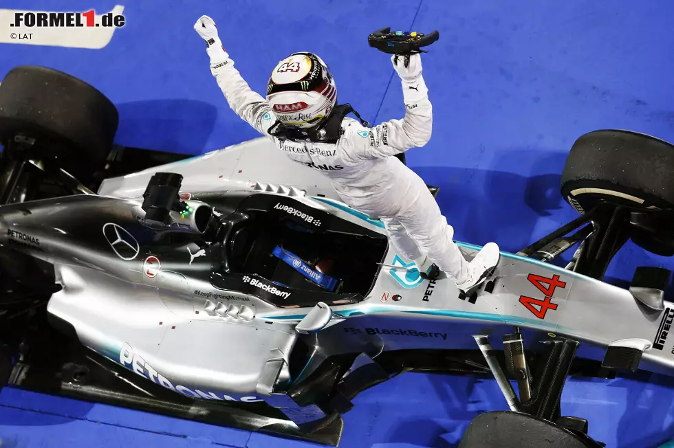 Foto zur News: The Telegraph (Großbritannien): &quot;Hamilton wehrt Rosberg im Bahrain-Thriller ab. Der Brite verdrängt seinen Teamkollegen Rosberg in einem Duell von epischen Ausmaßen.&quot;