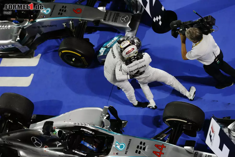 Foto zur News: Blick (Schweiz): &quot;Viel Action beim Nacht-GP in Bahrain. Lewis Hamilton siegt nach spektakulärem Kampf mit Teamkollege Nico Rosberg. Was für eine Show!&quot;