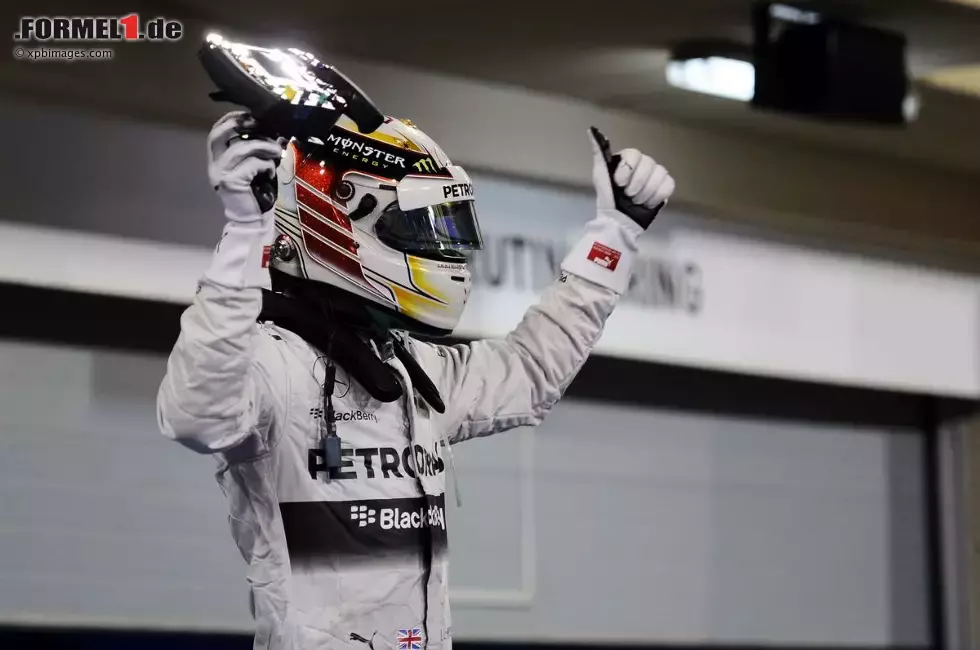 Foto zur News: Daily Mirror (Großbritannien): &quot;Lewis Hamilton gewinnt einen Thriller-Grand-Prix in Manama. Der Champion von 2008 triumphiert zum zweiten Mal innerhalb von acht Tagen und liegt nur noch elf Punkte hinter WM-Spitzenreiter Nico Rosberg.&quot;