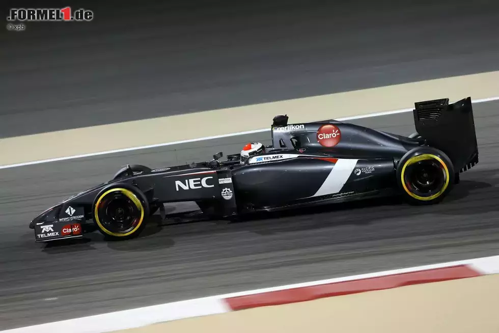 Foto zur News: Und auch für die anderen Deutschen (die nicht in einem Mercedes sitzen) endet der Samstag mit einer Enttäuschung. Nico Hülkenberg verpasst mit einer schlechten Runde den Einzug in Q3, aber der große Pechvogel an diesem Wochenende ist Adrian Sutil: Erst sorgt er mit seiner Aussage, auf eine Trinkflasche verzichten zu wollen, für Wirbel, dann blockiert er im Qualifying Romain Grosjean und wird ans Ende des Feldes strafversetzt - zwei Strafpunkte inklusive. Und dabei haben wir das Pech im Rennen noch nicht angesprochen...