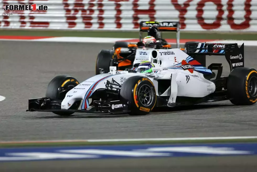 Foto zur News: Nur kurze Zeit später schnappt sich Teamkollege Perez den Williams von Felipe Massa, der zwar zu kontern versucht, gegen den starken Force India aber keine Chance hat und wie Teamkollege Bottas sogleich die Box aufsucht. Die weißen Boliden sind auf einer Dreistoppstrategie und kommen den schwarz-grünen Gegnern noch häufiger in die Quere. Perez ist nun erster Verfolger der beiden Silberpfeile, die aber schon lange alleine an der Spitze ihre Kreise ziehen.