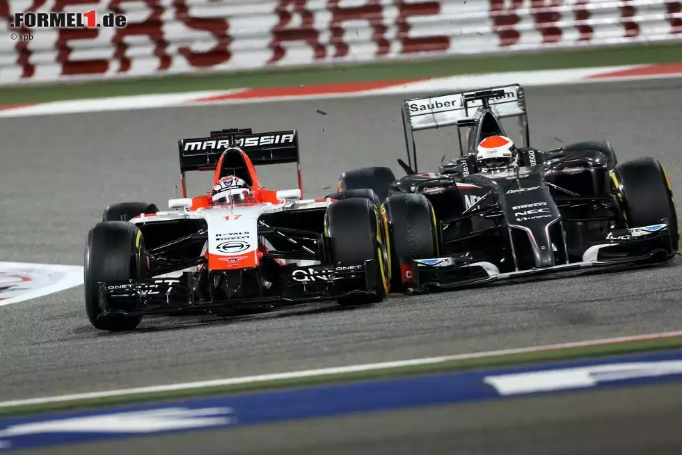 Foto zur News: Längst nicht so einig sind sich Jules Bianchi und Adrian Sutil: Gleich zweimal kommen sich der Marussia und der Sauber in Runde 14 viel zu nahe. Der Deutsche büßt seine Reifenmarkierung am Hinterrad ein und bleibt neben der Strecke stehen, der Franzose erleidet einen Reifenschaden und darf sich über zwei Strafpunkte für sein Manöver freuen. Wenigstens kann Sutil nun wieder etwas trinken.