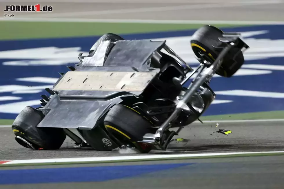 Foto zur News: Doch die nächste Schrecksekunde lässt nicht lange auf sich warten: Pastor Maldonado nimmt in Runde 40 aus der Box kommend Esteban Gutierrez auf die Hörner. Der Sauber-Pilot überschlägt sich und bleibt schockiert im Auto sitzen. &quot;Was war das denn?&quot;, fragt er am Funk. Das fragen sich die Rennstewards auch und belegen den Venezolaner mit einer Stop-&amp;-Go-Strafe, einer Rückversetzung und drei Strafpunkten.