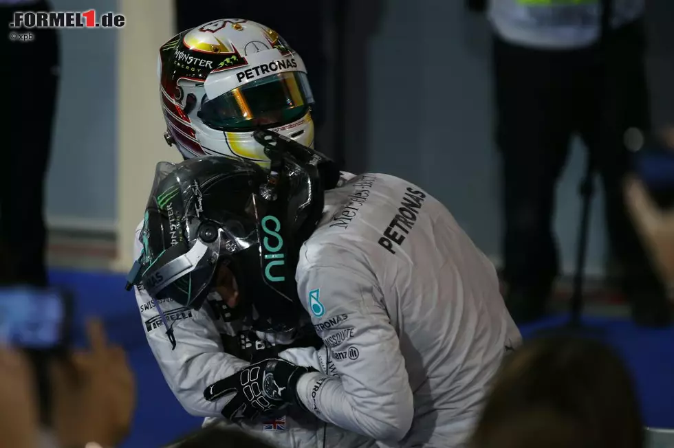 Foto zur News: So siegt Hamilton nach Malaysia bereits zum zweiten Mal in Folge, zudem ist es der dritte Mercedes-Sieg im dritten Saisonrennen. Schöne Gesten gibt es auch nach der Zieldurchfahrt: Rosberg und Hamilton umarmen sich herzlich, obwohl sie auf der Strecke nicht gerade zimperlich miteinander umgegangen sind.