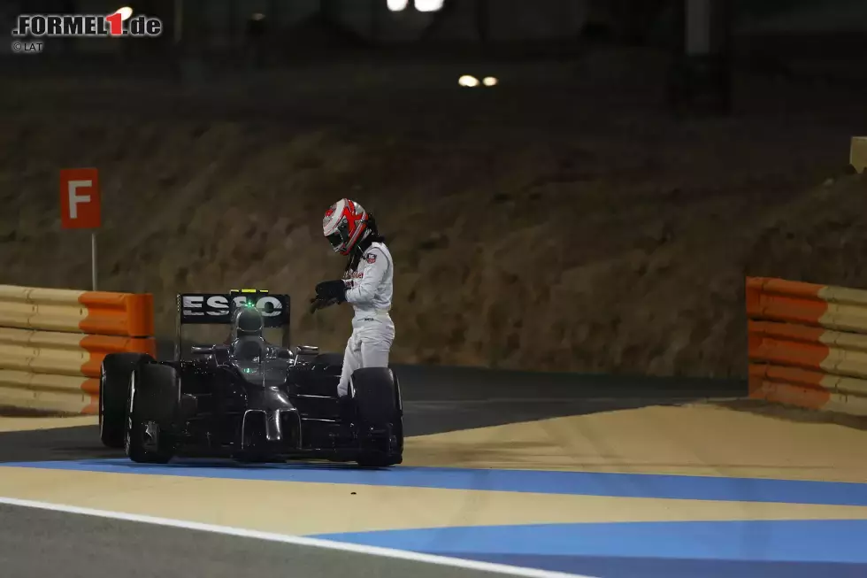 Foto zur News: Auch bei McLaren ist der Glanz des Saisonauftakts ab. Kevin Magnussen und Jenson Button müssen ihre Boliden vorzeitig am Streckenrand parken und gehen in Bahrain leer aus. Besonders für den Weltmeister von 2009 ist dies eine große Enttäuschung, denn er feiert an diesem Wochenende seinen 250. Grand Prix.