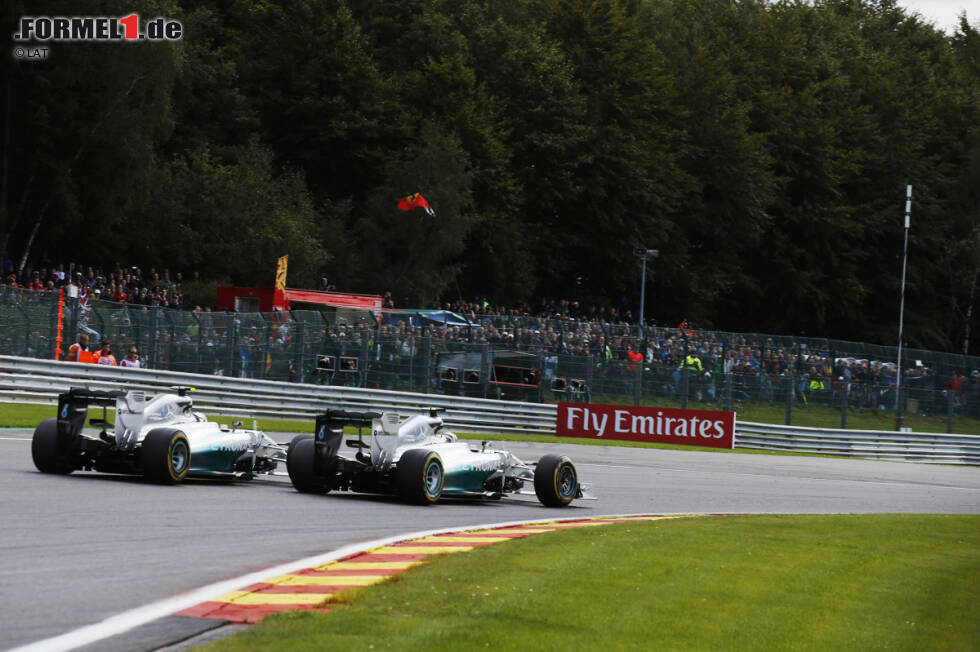 Foto zur News: Rosberg macht eine Runde lang mächtig Druck auf seinen WM-Rivalen. Obwohl DRS noch nicht freigegeben ist, wagt er ebenfalls am Ende der Kemmel-Geraden den