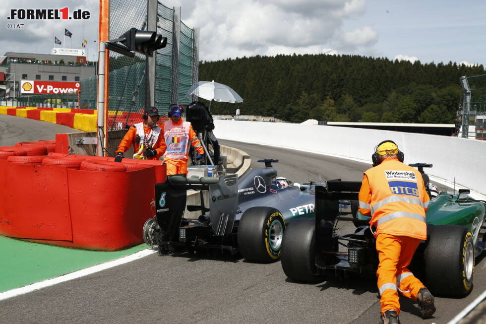 Foto zur News: Während Rosberg zunächst weiterfahren kann, schleppt sich Hamilton mit dickem Hals und einem Platten zurück in die Boxengasse, wo er eingangs auf einen anderen Deutschen trifft...