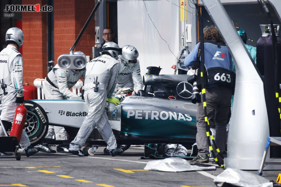 Foto zur News: Vier Runden vor Schluss ist das Rennen für Hamilton endgültig zu Ende. Wiederholt hat sich der Brite über Funk gemeldet, ob es nicht sinnvoller wäre, aufzugeben und den Motor zu schonen. Nachdem das Team stets noch auf eine Safety-Car-Phase spekuliert hat, holt man Hamilton letztlich doch an die Box und gibt ein technisches Problem vor.