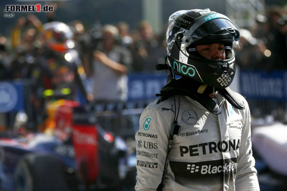 Foto zur News: Rosberg weiß hingegen nicht so recht, ob er weinen oder lachen soll. Zum einen hat er seinen Vorsprung in der Meisterschaft deutlich ausbauen können, zum anderen ahnt er, dass großes Ungemach droht.